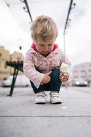 bambina che mangia il gelato foto