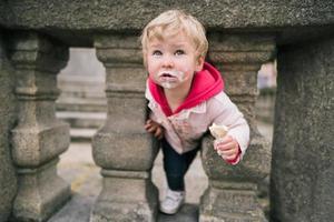 bambina che mangia il gelato foto