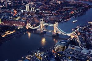 Londra di notte con architetture urbane e tower bridge foto