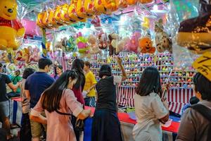 bangkok Tailandia - 24 novembre 2015 sconosciuto Tailandia persone o turista giocando tailandese Locale strada tiro gioco nel loi Krathong tempio giusto di wat saket tempio.bangkok città Tailandia foto