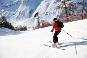 sciare sulla neve fresca nella stagione invernale in una bella giornata di sole foto