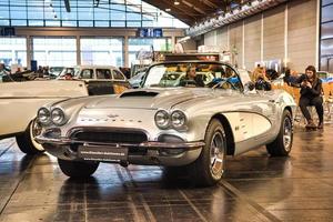 friedrichshafen - maggio 2019 argento chevrolet corvette c1 1961 cabrio al motorworld classics bodensee l'11 maggio 2019 a friedrichshafen, germania foto