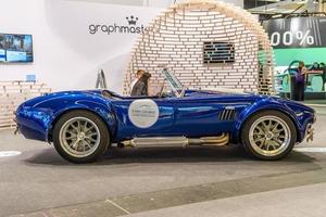 francoforte, germania - settembre 2019 bianco blu shelby cobra retrò auto d'epoca cabrio roadster, mostra automobilistica internazionale iaa foto