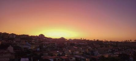 colorato in ritardo pomeriggio tramonto nel il campagna di brasile foto