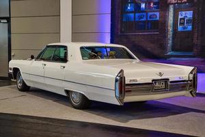 friedrichshafen - Maggio 2019 bianca cadillac hardtrop berlina de ville 3 1966 coupe a mondo dei motori classici bodensee su Maggio 11, 2019 nel friedrichshafen, Germania foto