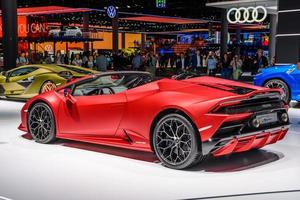 francoforte, germania - settembre 2019 auto sportiva cabrio rosa lamborghini huracan spyder, iaa esposizione automobilistica internazionale foto