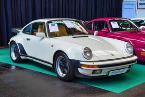 friedrichshafen - Maggio 2019 bianca porsche 911 930 964 turbo 1987 cabrio a mondo dei motori classici bodensee su Maggio 11, 2019 nel friedrichshafen, Germania foto