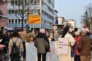 francoforte, germania - 18 marzo 2015 folle di manifestanti, blocco di dimostrazione foto