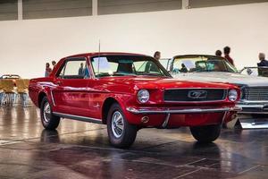 friedrichshafen - Maggio 2019 rosso guado mustang coupe 1966 a mondo dei motori classici bodensee su Maggio 11, 2019 nel friedrichshafen, Germania foto