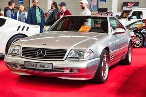 friedrichshafen - Maggio 2019 argento mercedes-benz r 129 320 sl finale edizione 2000 coupe a mondo dei motori classici bodensee su Maggio 11, 2019 nel friedrichshafen, Germania foto