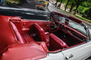 Fulda, Germania - Maggio 2013 1965 guado mustang convertibile cabrio retrò auto su Maggio 9, 2013 nel Fulda, Germania foto