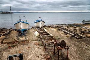 molo con pesca Barche ormeggiato su il riva foto