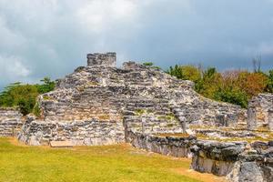 antiche rovine di maya nella zona archeologica di el rey vicino a cancun, yukatan, messico foto