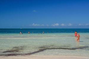 ragazza sexy in bikini tanga perizoma sulla spiaggia in una giornata di sole a cancun, yukatan, messico foto