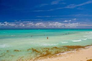 spiaggia sabbiosa in una giornata di sole con hotel a playa del carmen, messico foto