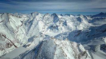 sorprendente Visualizza a partire dal un' fuco al di sopra di il nevoso montagna colline foto