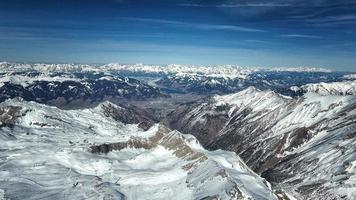 sorprendente Visualizza a partire dal un' fuco al di sopra di il nevoso montagna colline foto