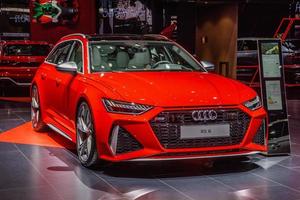 francoforte, germania - settembre 2019 rossa audi rs6 avant c8 station wagon combi family car, mostra automobilistica internazionale iaa foto