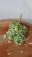 verde klepon torta cosparso con grattugiato Noce di cocco foto