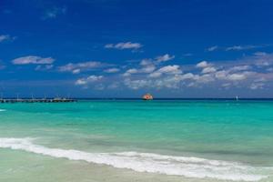 arancia traghetto nel azzurro oceano con nuoto persone nel playa del carmen, yukatan, Messico foto