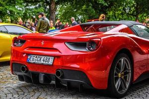 germania, fulda - luglio 2019 luci posteriori della ferrari rossa 488 spider tipo f142m coupé è un'auto sportiva a motore centrale prodotta dalla casa automobilistica italiana ferrari. l'auto è un aggiornamento della 458 foto