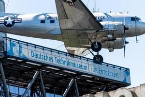 avvicinamento di il aereo a partire dal il Tedesco Museo di tecnologia nel Berlino foto