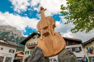 enorme violino su un' mercato posto foto