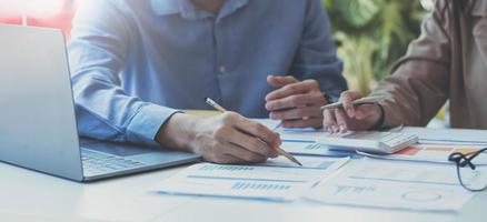 primo piano donna d'affari e partner che discutono dell'obiettivo o della pianificazione dell'azienda, delle tasse, della contabilità, delle statistiche e della ricerca analitica, del supporto di gruppo e del concetto di riunione foto