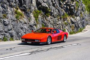 berna, svizzera - mai 2017 ferrari testarossa 1984 vicino al lago foto