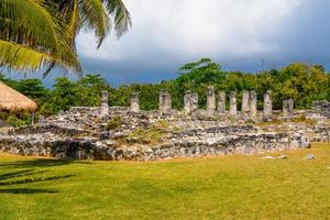 antiche rovine di maya nella zona archeologica di el rey vicino a cancun, yukatan, messico foto