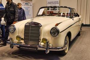 friedrichshafen - maggio 2019 bianco beige avorio mercedes-benz 220 s ponton w187 1957 cabrio al motorworld classics bodensee l'11 maggio 2019 a friedrichshafen, germania foto