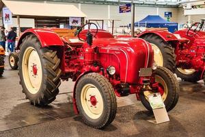 friedrichshafen - Maggio 2019 rosso porsche l318 trattore 1960 a mondo dei motori classici bodensee su Maggio 11, 2019 nel friedrichshafen, Germania foto