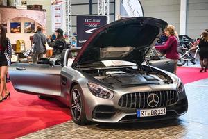 friedrichshafen - maggio 2019 silver carbon mercedes-amg gt c190 r190 2014 cabrio al motorworld classics bodensee l'11 maggio 2019 a friedrichshafen, germania foto