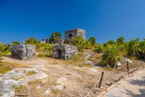 struttura 45, offertori sulla collina vicino alla spiaggia, rovine maya a tulum, riviera maya, yucatan, messico foto