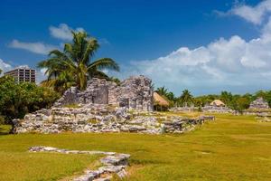 antiche rovine di maya nella zona archeologica di el rey vicino a cancun, yukatan, messico foto