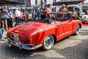 germania, limburg - apr 2017 rosso vw volkswagen karmann-ghia typ 14 cabrio cabrio 1955 a limburg an der lahn, hesse, germania foto