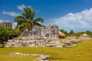 antiche rovine di maya nella zona archeologica di el rey vicino a cancun, yukatan, messico foto