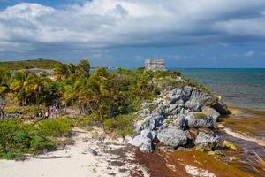 struttura 45, offertori sulla collina vicino alla spiaggia, rovine maya a tulum, riviera maya, yucatan, messico foto