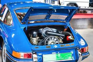 friedrichshafen - Maggio 2019 motore di blu porsche 911 930 964 carrera 4 1990 cabrio a mondo dei motori classici bodensee su Maggio 11, 2019 nel friedrichshafen, Germania foto