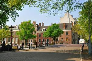 bellissimo strada con un' ponte al di sopra di il fiume nel amsterdam, Olanda Olanda foto