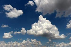 cielo blu con sfondo di nuvole foto