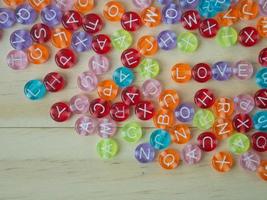 la perla dell'alfabeto multicolore per il contenuto di sfondo foto