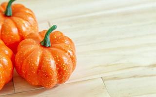 giocattolo di zucca su tavola di legno per contenuto alimentare. foto