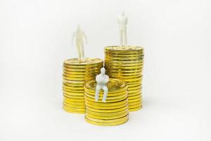 miniatura bianca e moneta d'oro bitcoin immagine astratta primo piano sullo sfondo. foto