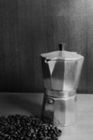 la pellicola fotografica 135 in bianco e nero caffè torrefatto aspetto vintage come sfondo. foto
