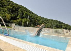 bellissimo donna rilassare su nuoto piscina foto