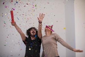 romantico giovane coppia festeggiare festa con coriandoli foto