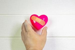 cuore rosa e mano per contenuto medico. foto