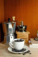 attrezzature vintage per caffè su tavola di legno per il concetto di caffè. foto