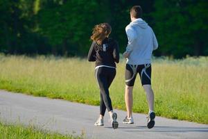 giovane coppia che fa jogging foto